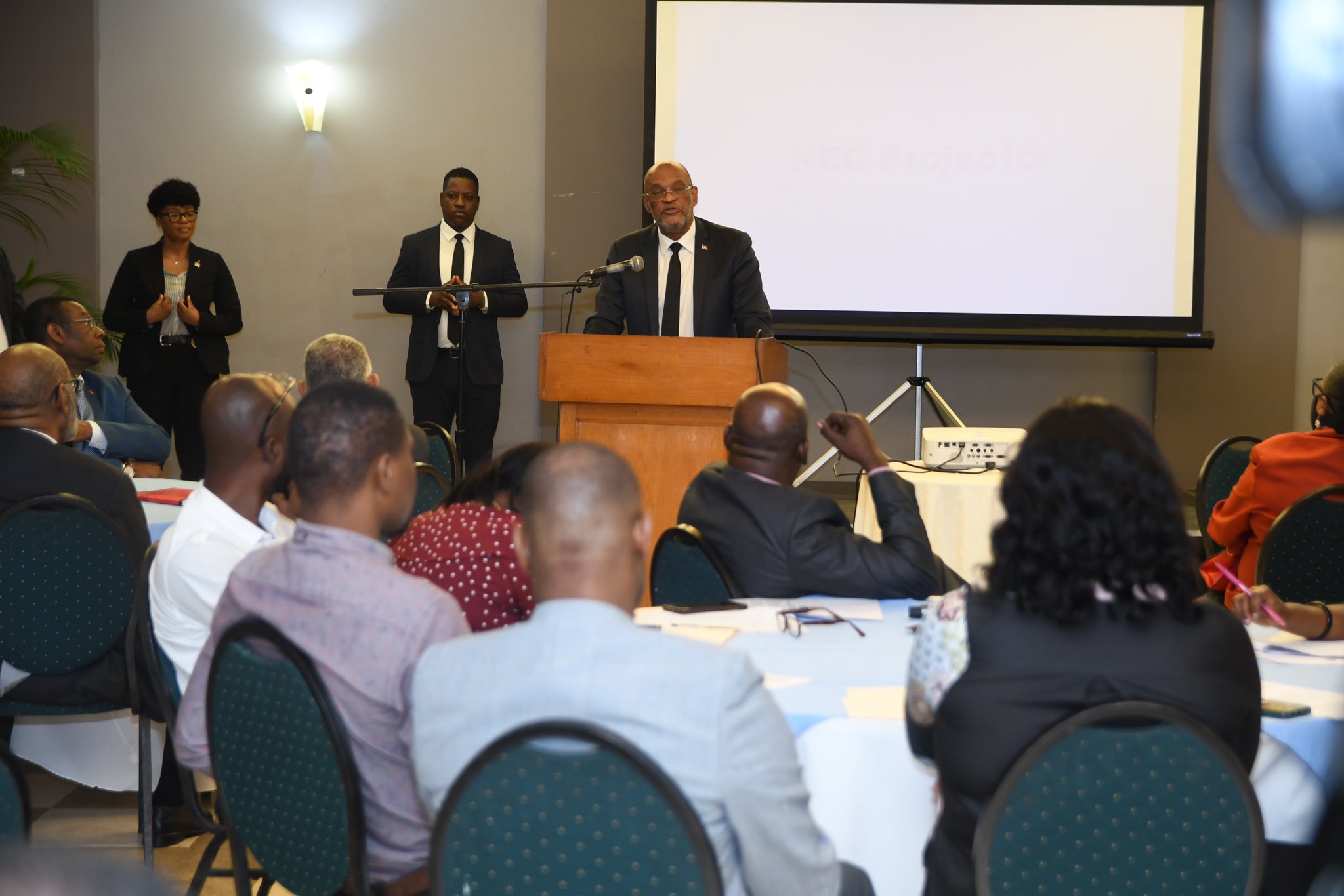 Le Premier ministre, Dr Ariel Henry, rencontre à l'hôtel Karibe, des représentants d'organisations de la société civile, dans le cadre de la finalisation et de la signature du Consensus national pour une transition inclusive et des élections transparentes