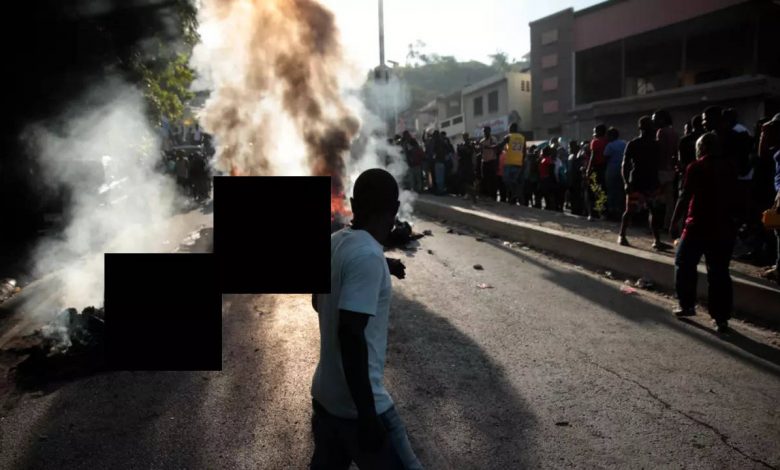 Le 24 avril 2023, 14 membres présumés de gangs ont été lynchés, tués et brûlés, par la population, dans le quartier de la capitale "Canapé Vert". • Credit photo : Odelyn Joseph / AP