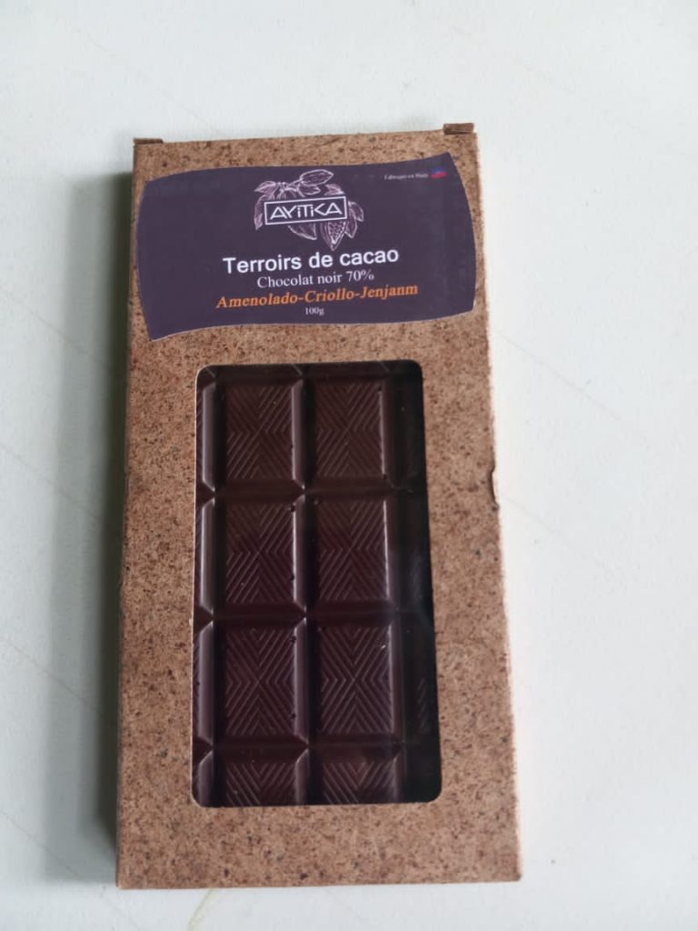 Crédit photo : Hemerson Maurissaint. Le tout premier emballage de AYITIKA, Chocolat noir 70%,Amenolado-Criollo-Jenjanm 100g.